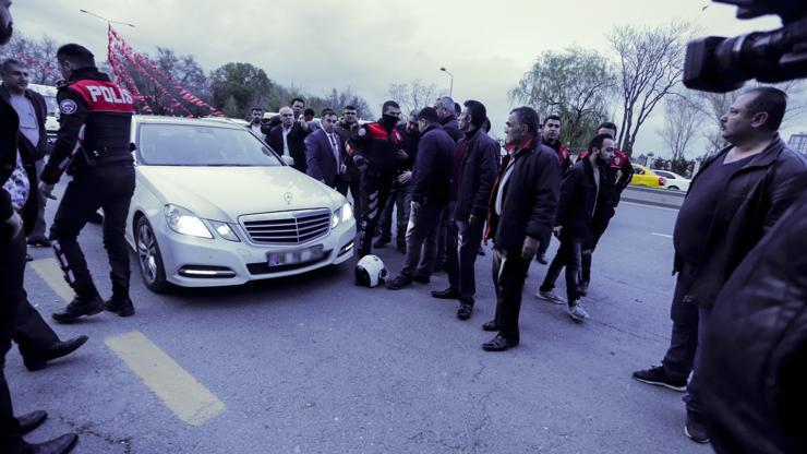 Yunus ekibi, otomobille çarpıştı: 1 polis memuru yaralı