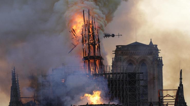 850 yıllık mimari baş yapıt Notre Dame Katedrali yandı