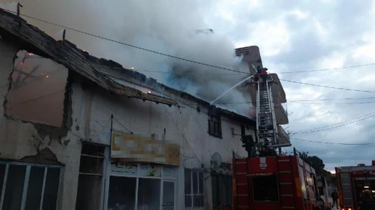 Yangında binanın ikinci katı ve çatısı yandı