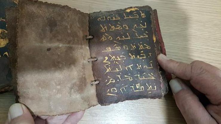 Adanada ceylan derisi üzerine altın işlemeli tarihi İncil ele geçirildi
