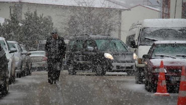 Şenkaya’da kar yağışı hayatı olumsuz etkiledi