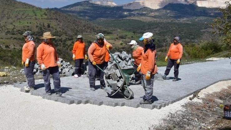 Kadın işçiler kenti güzelleştiriyor