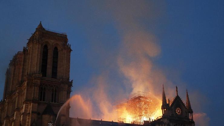 Notre Dame Katedralinin yeniden inşası için yasa tasarısı