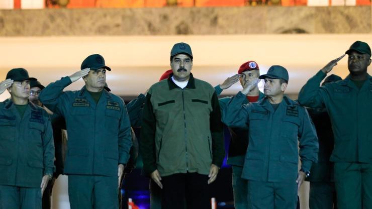 Maduro askerlerle yürüyerek gövde gösterisi yaptı