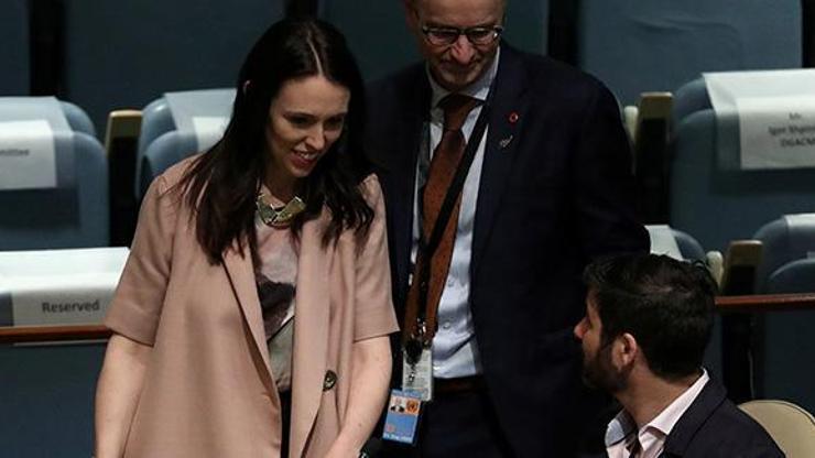 Yeni Zelanda Başbakanı kızının babasıyla nişanlandı