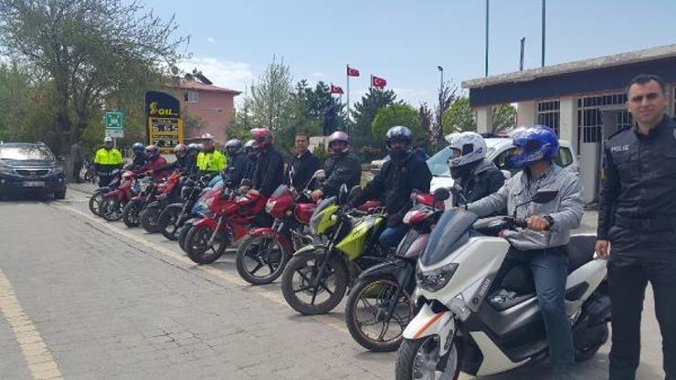 Trafik polisinden motosiklet sürücülerine kask hediyesi