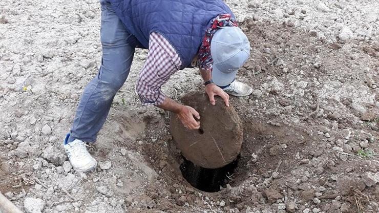 Tarlasını sürerken 2 bin yıllık pitos buldu