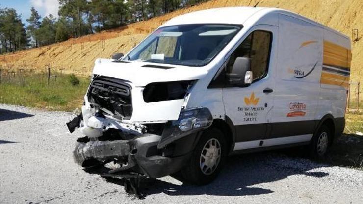 Muğlada minibüs ile otomobil çarpıştı: 2 yaralı