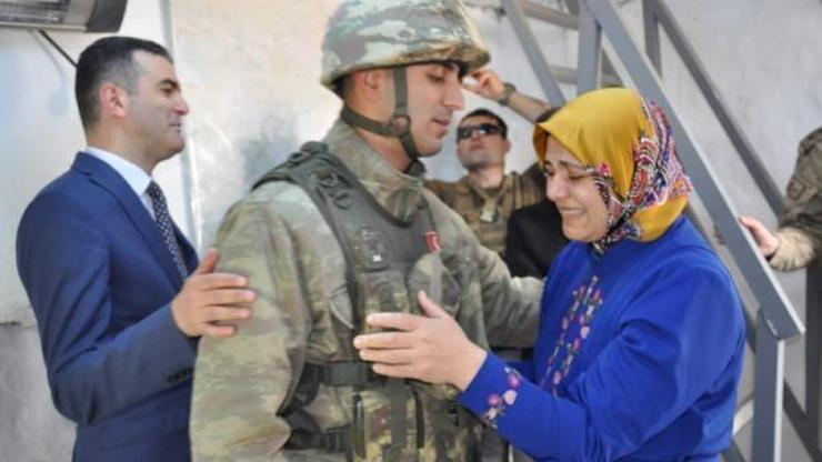 Sınırda nöbet tutan askere Anneler Günü sürprizi