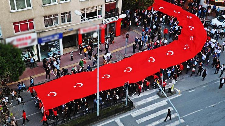 1919 metre Türk bayrağı ile şehir turu attılar