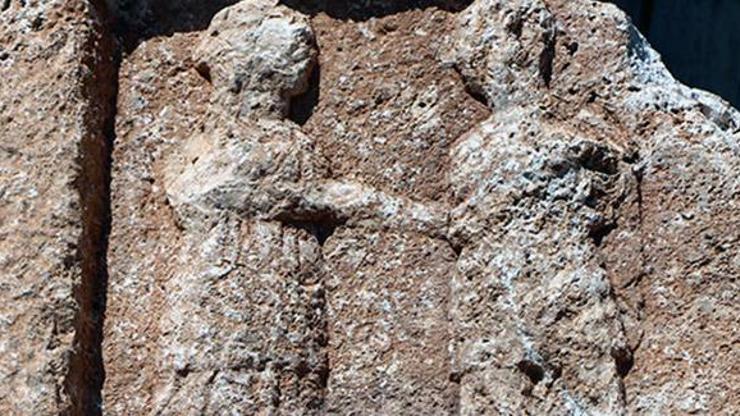 Adıyamanda 8 tonluk kayada Roma dönemine ait ayrılık figürü bulundu