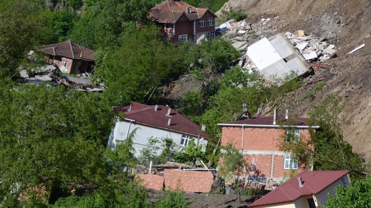 Heyelan bir mahalleyi yok etti: Çok sayıda  ev yıkıldı