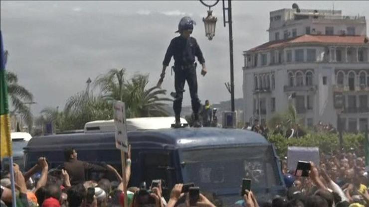 Cezayirde protestolar sürüyor