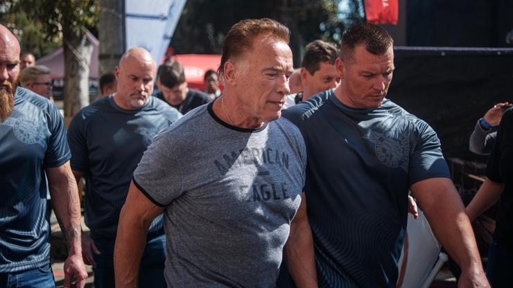Arnold Schwarzeneggere tekmeli saldırı kameralara böyle yansıdı