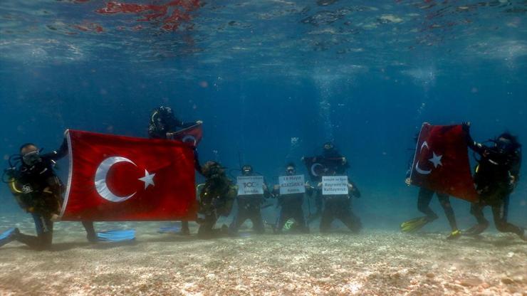 19 Mayıs'ı deniz altında kutladılar 19 Mayıs'ı deniz altında kutladılar