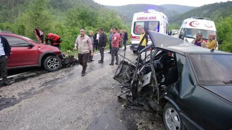 Karabük'te 2 otomobil çarpıştı: 1 ölü, 4 yaralı Karabük'te 2 otomobil çarpıştı: 1 ölü, 4 yaralı