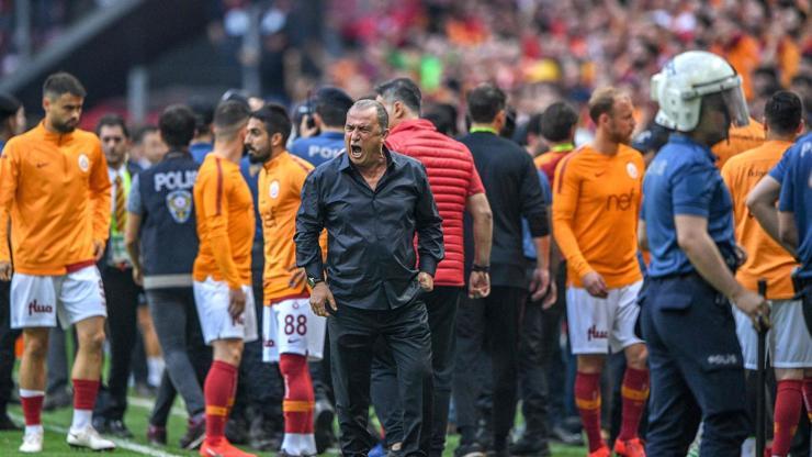 Galatasaray-Başakşehir maçında gergin anlar