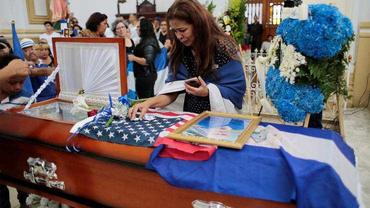 Nikaraguada maskeli cenaze töreni