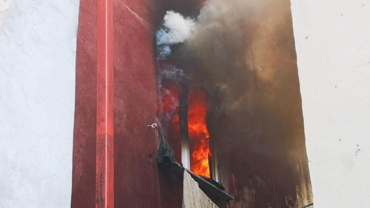 İstanbulda yangında can pazarı: Çocuklarını battaniyeye atıp ikinci kattan atladı