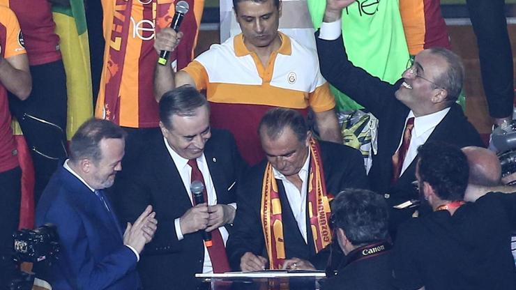 Fatih Terim taraftarın önünde imzayı attı