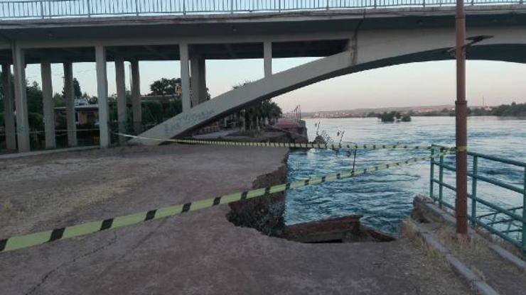 Birecikte Fırat Nehri kıyısındaki yol çöktü