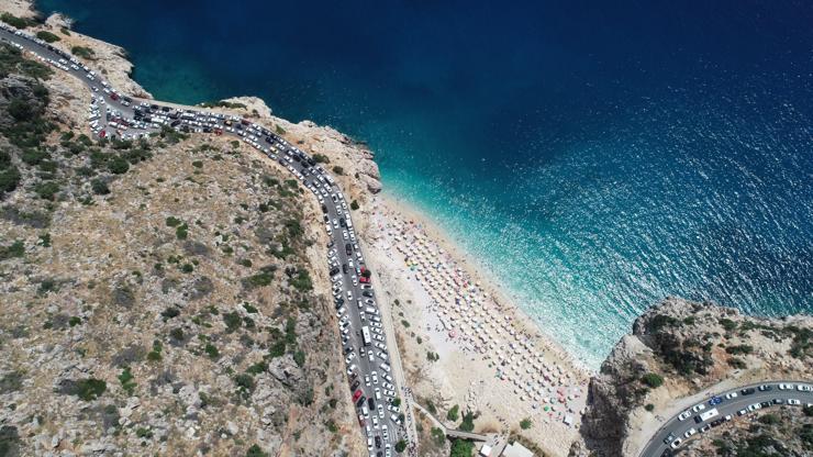 Tatilciler akın akın dünyaca ünlü plaja gidiyor