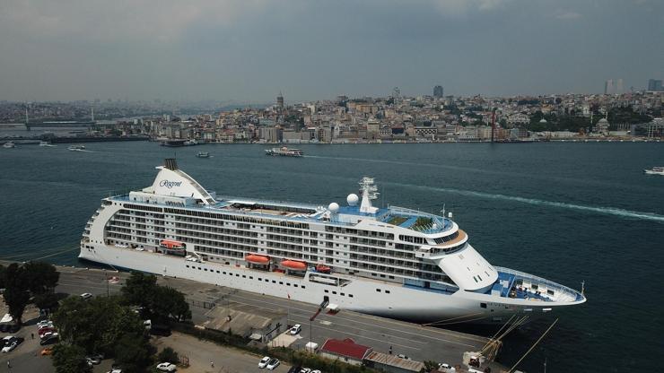 İstanbula 4 yıl aradan sonra kruvaziyer gemisi geldi