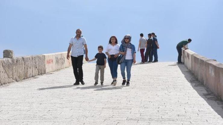 Kırıkkalede tarihi köprüye ziyaretçi akını