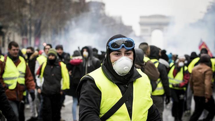 Fransada sarı yeleklilerin gösterileri devam ediyor