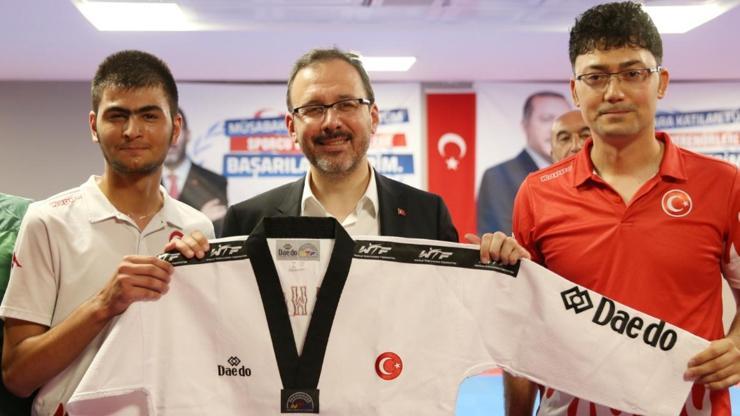 Bakan Kasapoğlu Konyada amatör sporcularla buluştu