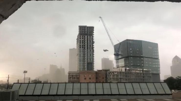 Dallas’ta binanın üzerine vinç devrildi: Ölü ve yaralılar var