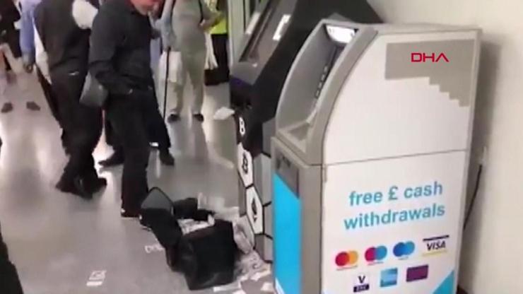 İngilterede şaşırtan olay: ATM para saçtı