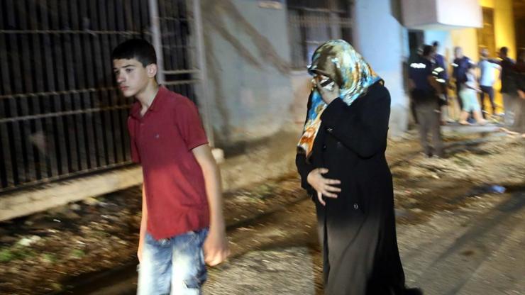 Adanada yangın Balkona sığınan anne ve çocuğu kurtarıldı