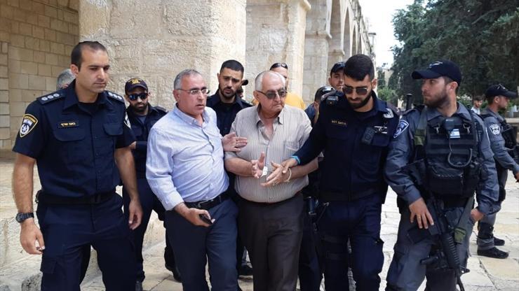 İsrail polisi Mescid-i Aksanın görevlilerini gözaltına aldı