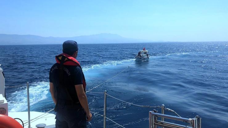 Mavi turda tekneleri arızalanan 4 kişiyi, Sahil Güvenlik kurtardı
