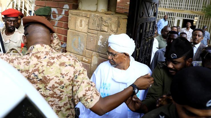 Sudanın devrik lideri Ömer el Beşir darbeden sonra ilk kez görüntülendi