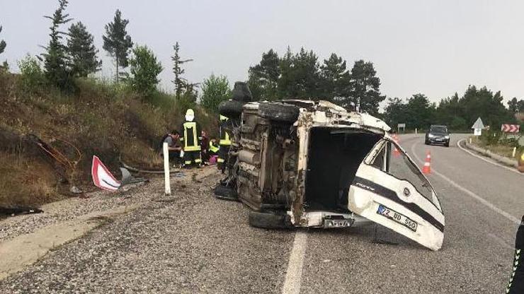 Hafif ticari araç devrildi: 6 yaralı
