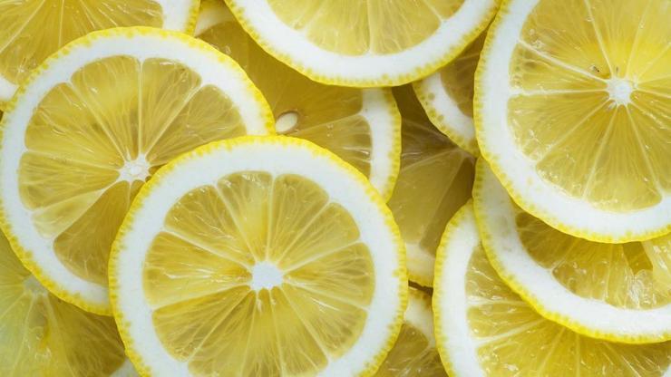 Başucunuza limon dilimleri koyup uyuduğunuzda bakın vücudunuza neler değişiyor