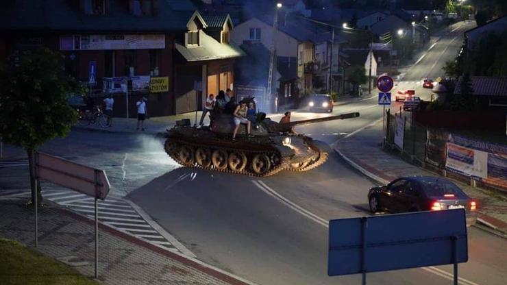 Görenleri şaşkına çevirdi: Tank ile kasaba sokaklarında tur attı