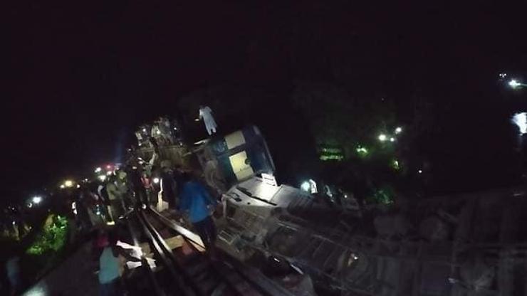 Bangladeşte yolcu treni nehre düştü
