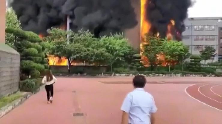Güney Kore’de ilkokulda korkutan yangın