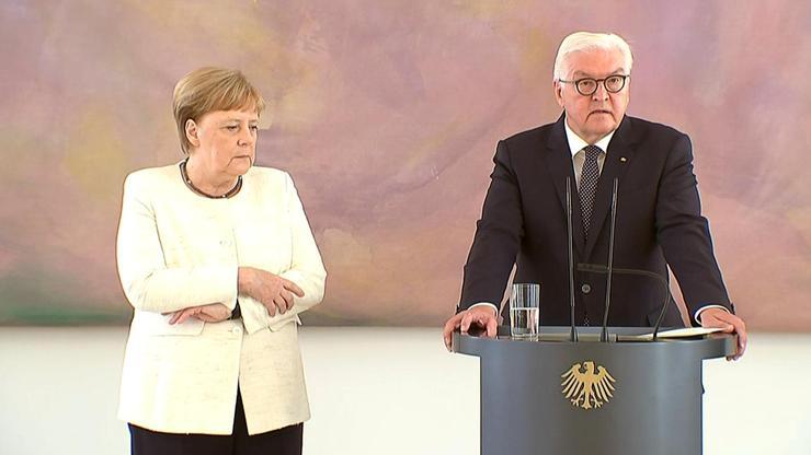 Almanya Başbakanı Angela Merkel yine titredi