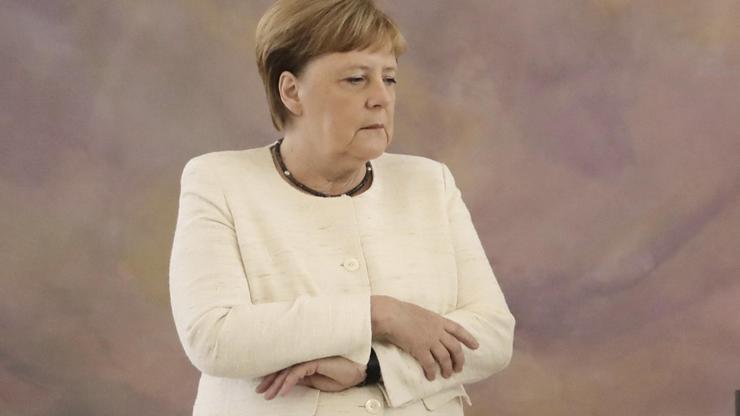 Angela Merkel yine titredi