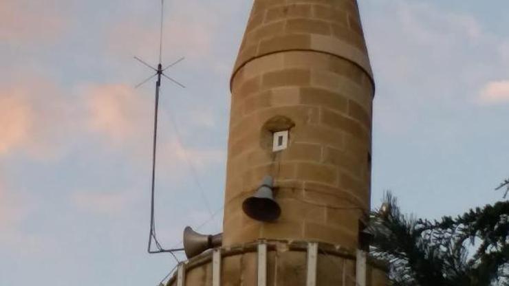 Olur’da minareye yıldırım düştü