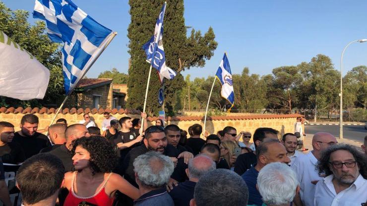 Güney Kıbrısta yapılan Kapalı Maraş eyleminde Türklere linç girişimi
