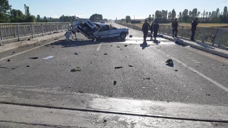 Düğün dönüşü kazada ikiye bölünen otomobildeki 2 kişi öldü