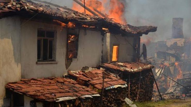 Taşköprü'de 6 ev yandı Taşköprü'de 6 ev yandı
