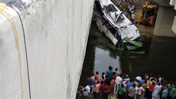 Hindistan’da yolcu otobüsü su kanalına uçtu: 29 ölü