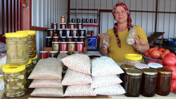 Kadınlar köyde üretip, yol kenarında tatilcilere satıyor