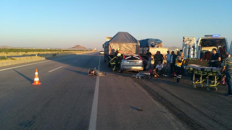 Konyada feci kaza Otomobil, TIRa çarptı: 6 yaralı